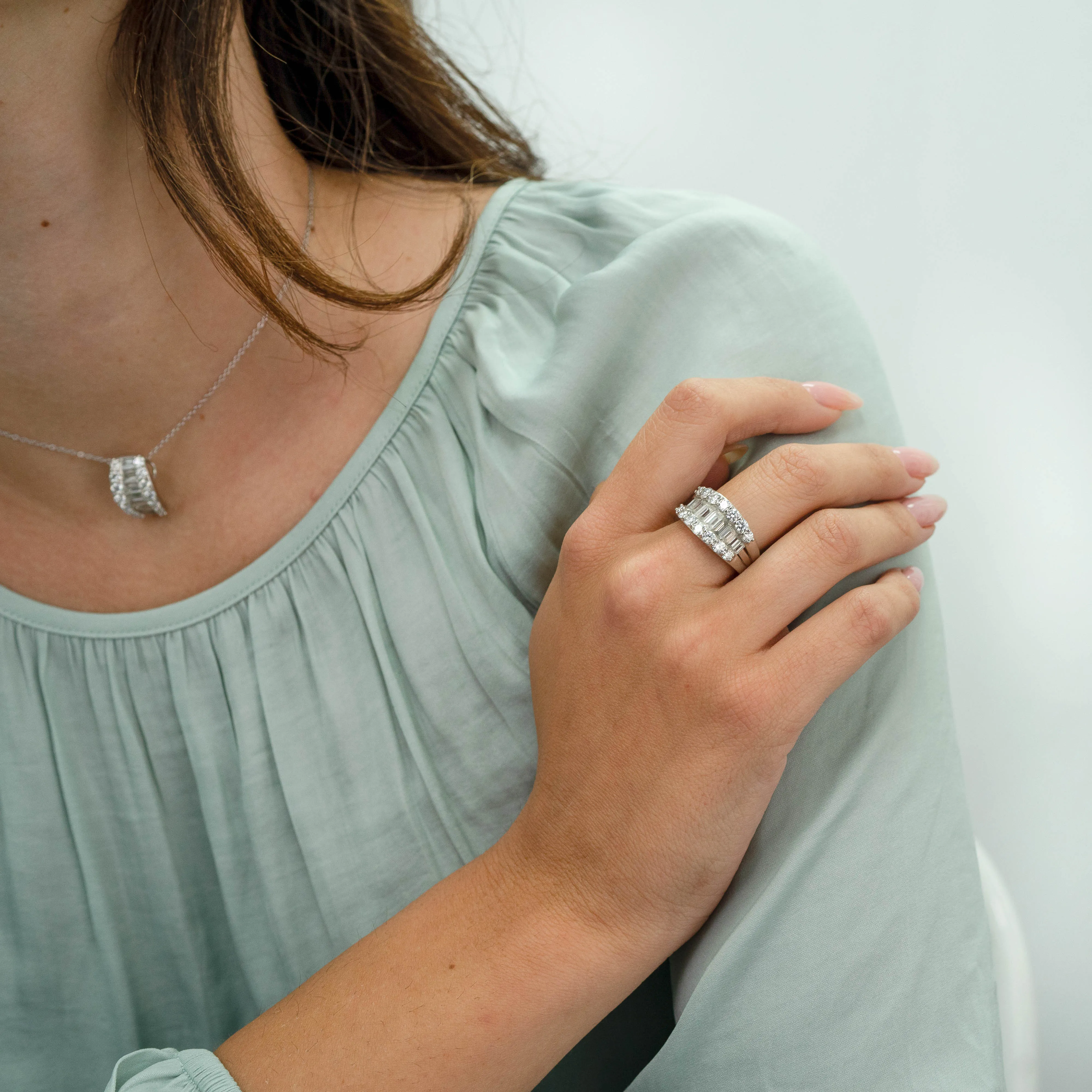 2.92 d.e.w. cts Juno Moissanite Ring