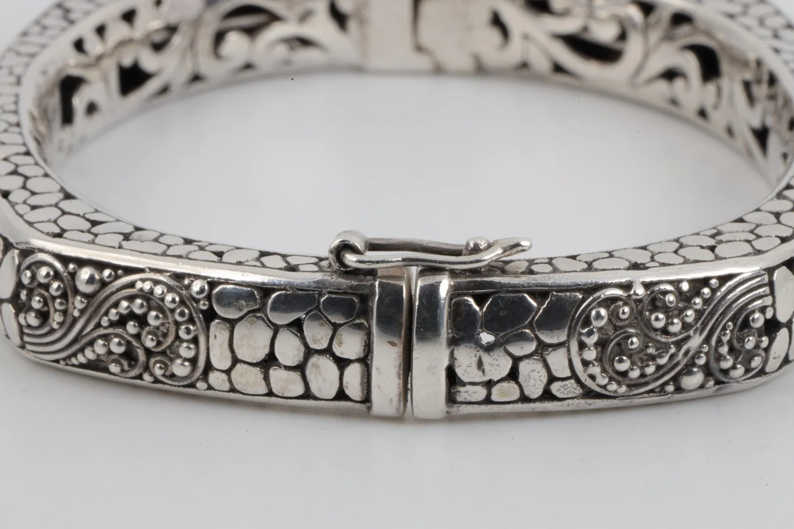 6.5" Sarda 925 Silver Square Bangle Bracelet (39.29g.)