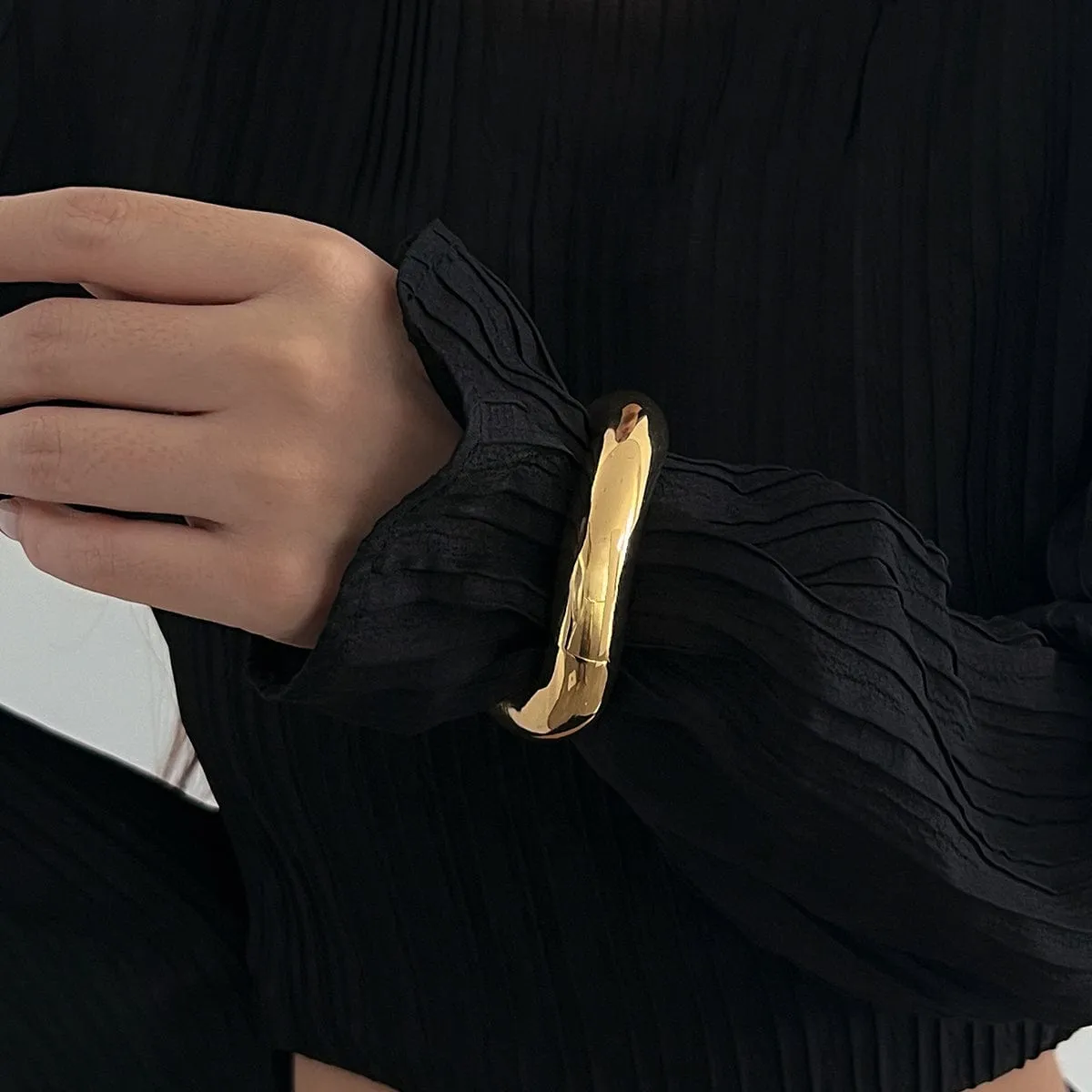 Elegant Gold Silver Tone Curved Bangle Bracelet