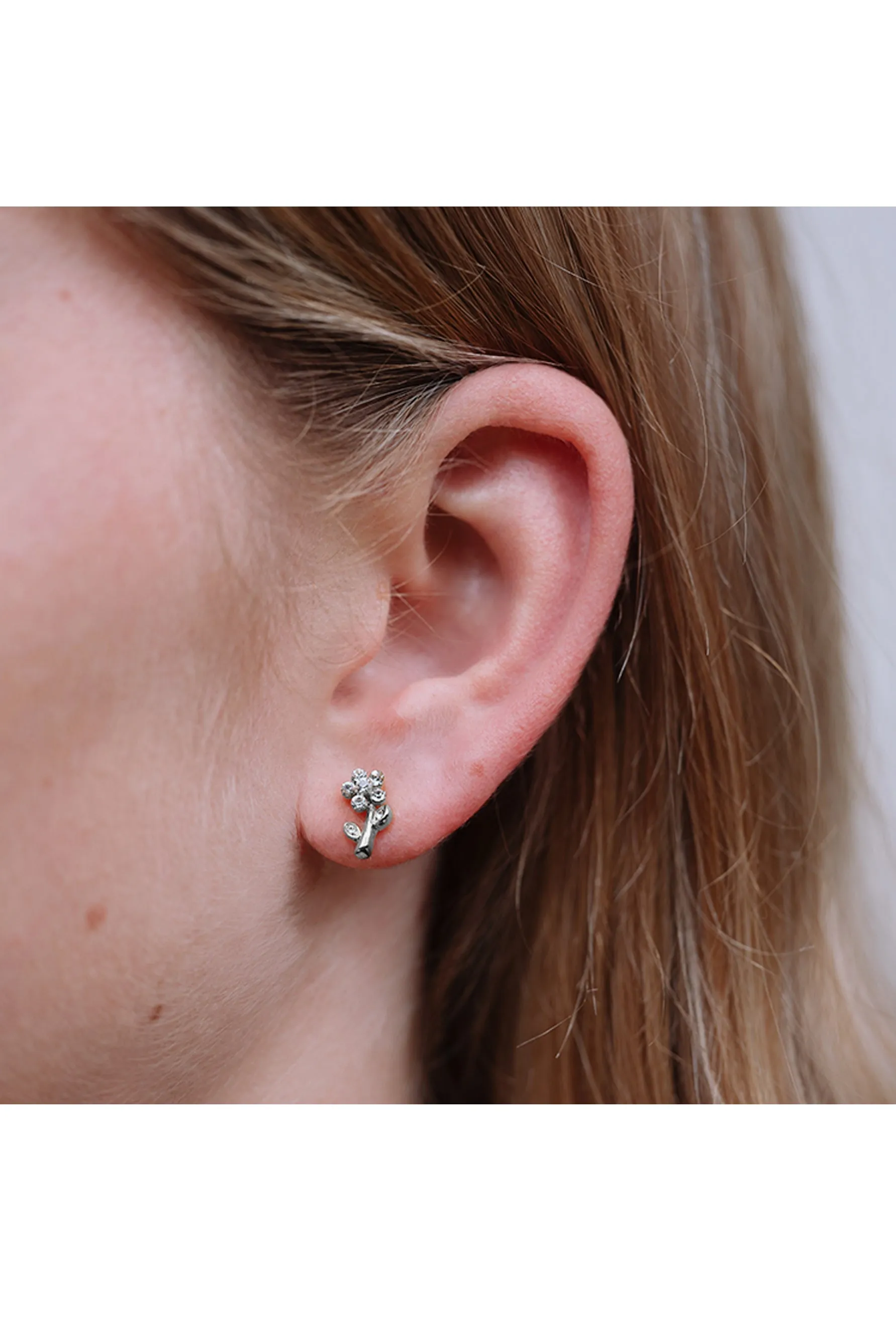 EURO 52531 Silver Daisy with Clear Swarovski Crystal Studs
