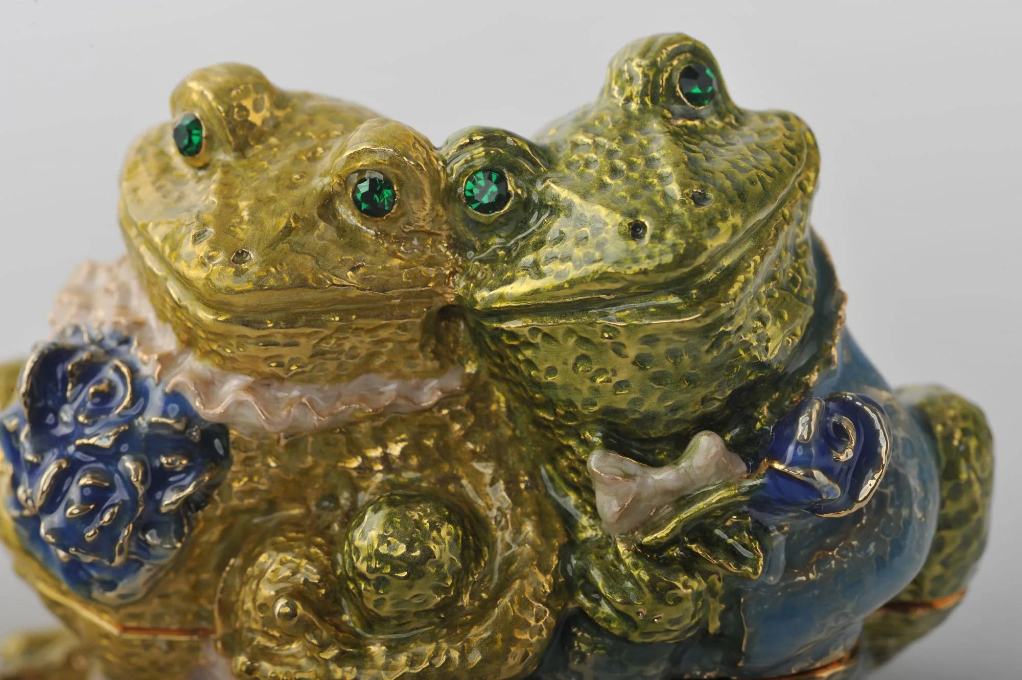 Just Married Frog Couple