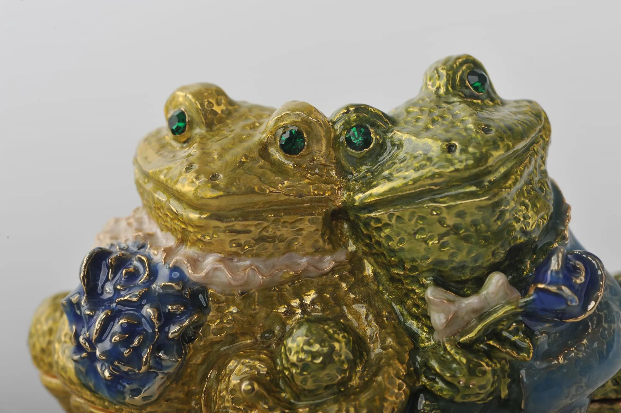 Just Married Frog Couple
