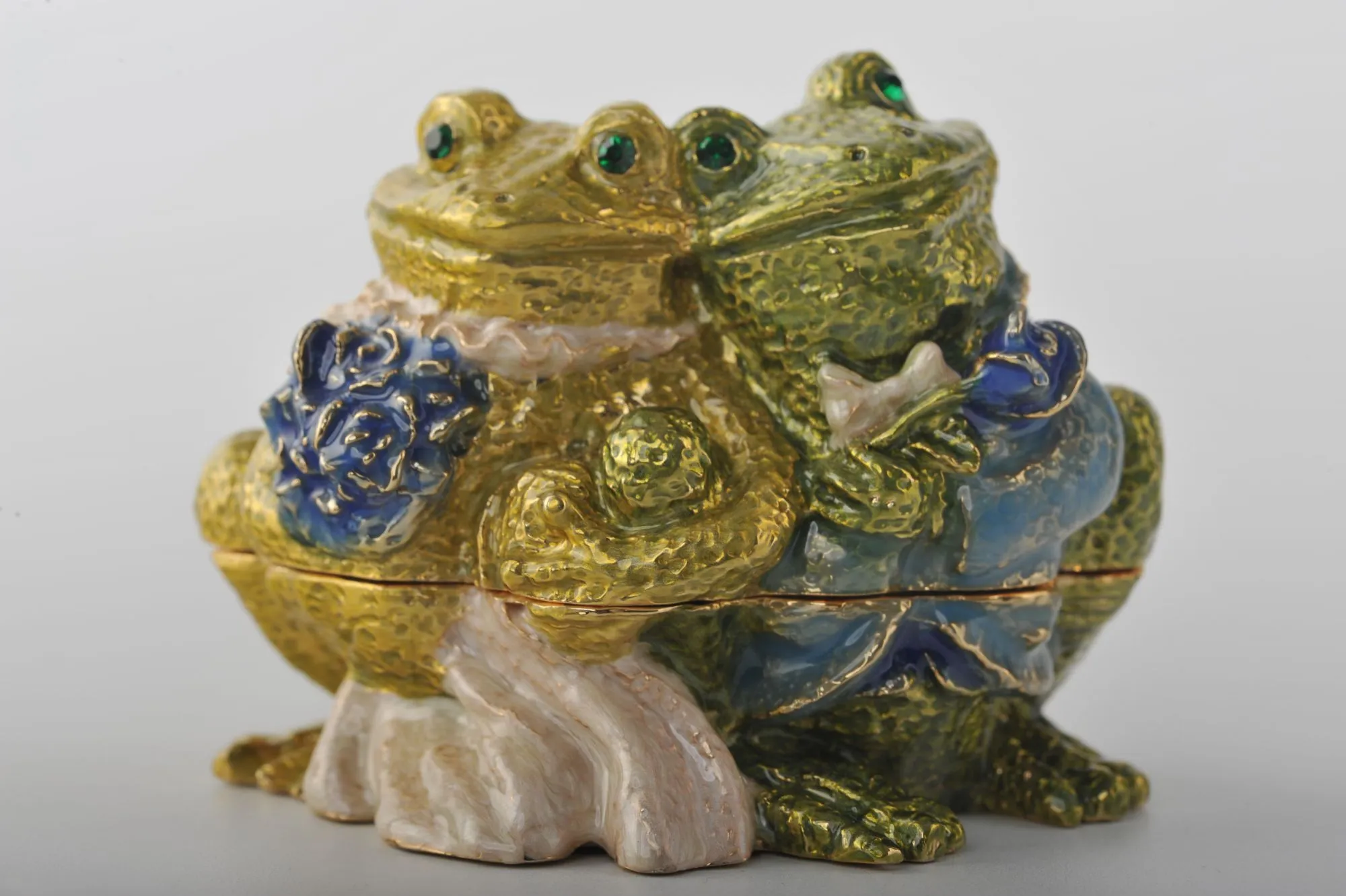 Just Married Frog Couple